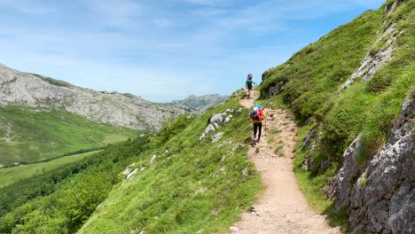 Escaladores-Caminando-Por-El-Sendero-En-Un-Día-De-Verano-En-Los-Picos-De-Europa,-España