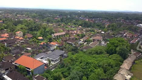Schöne-Luftaufnahme-Flug-Bali-Kulturzentrum-Bambushütte-Hotel-Resort-Schönes-Schwimmbad-Bali,-Ubud-Frühling-2017