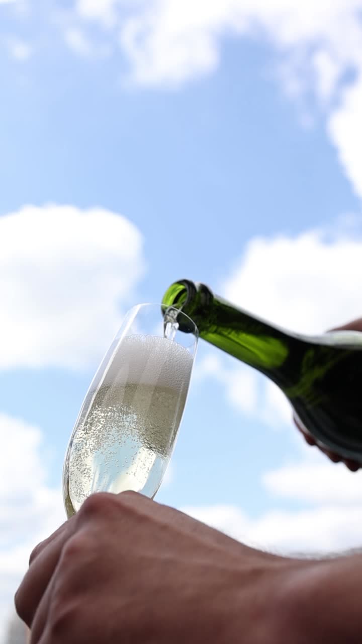 페인을 플루트 컵에 부어 넣는 것