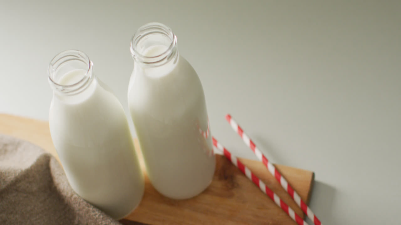 video de botellas de vidrio de leche sobre un fondo blanco