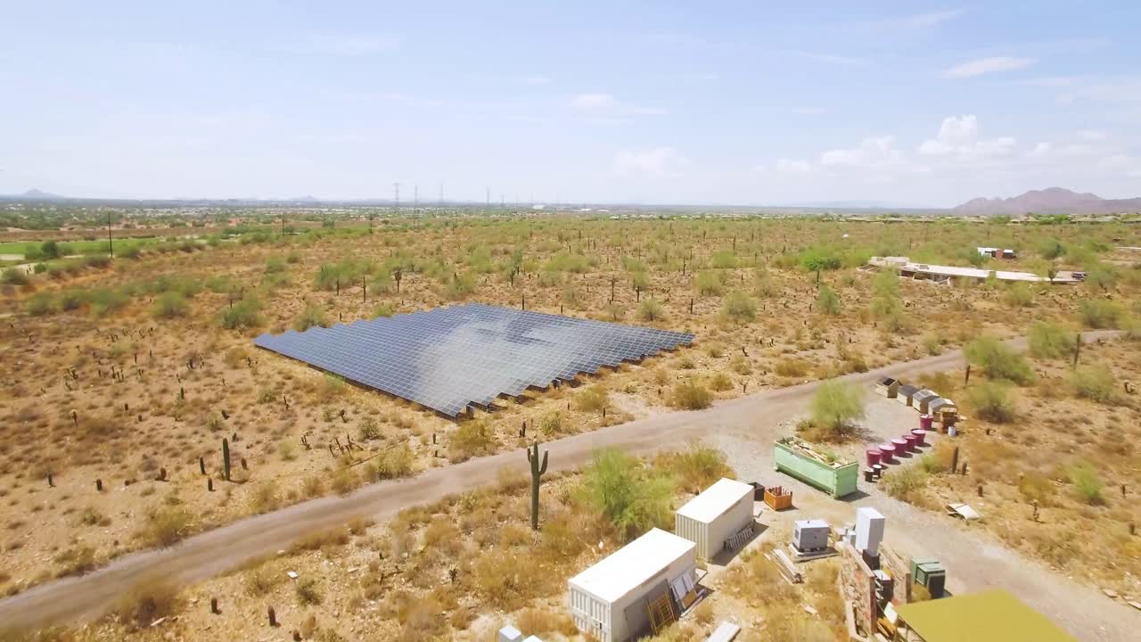 empuje rápido aéreo en una serie de paneles solares en el desierto de sonora cerca de taliesin west, scottsdale, arizona