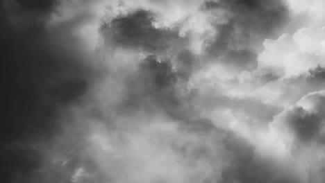 vista de nubes de tormenta cielo oscuro y relámpagos
