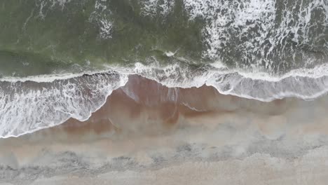 Océano-Olas-En-La-Playa-Arena-Orilla-Línea-Costa-Tierra-Texturas-Ambiente-Tybee-Isla-Georgia-Aéreo-Dron