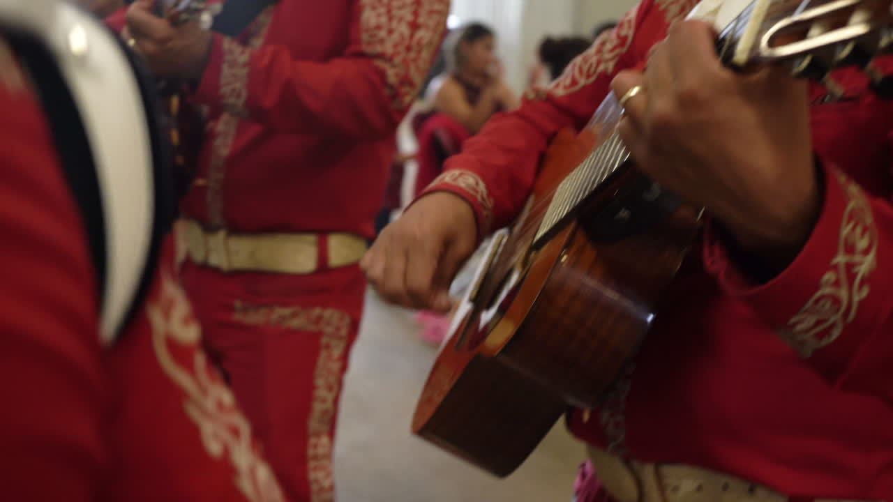 mariachi guitarra primer plano trajes rojos fiesta mexicana