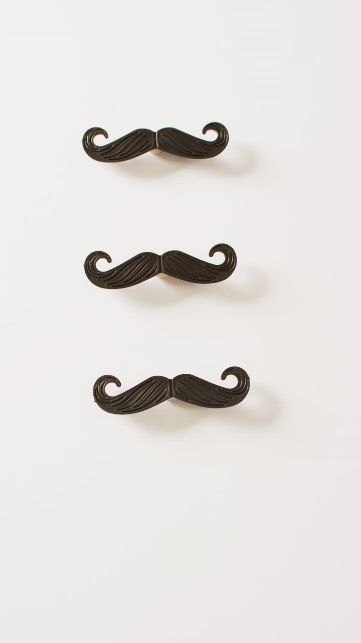 video vertical de tres bigotes falsos negros sobre un fondo blanco con espacio para copiar