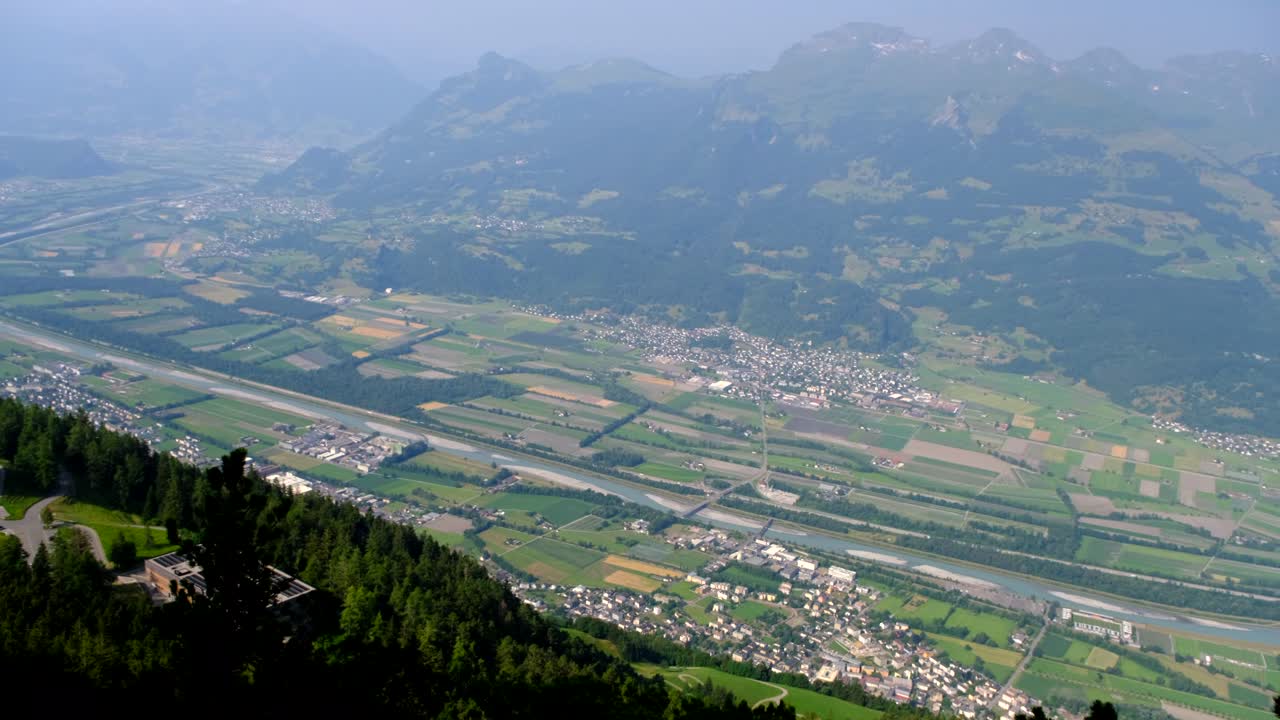 푸르슈텐슈타이그 산 꼭대기 에서 리히텐슈타인 계곡 의 전망