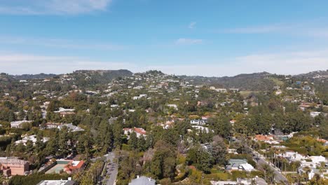 un drone fue disparado con vistas a beverly hills, california.