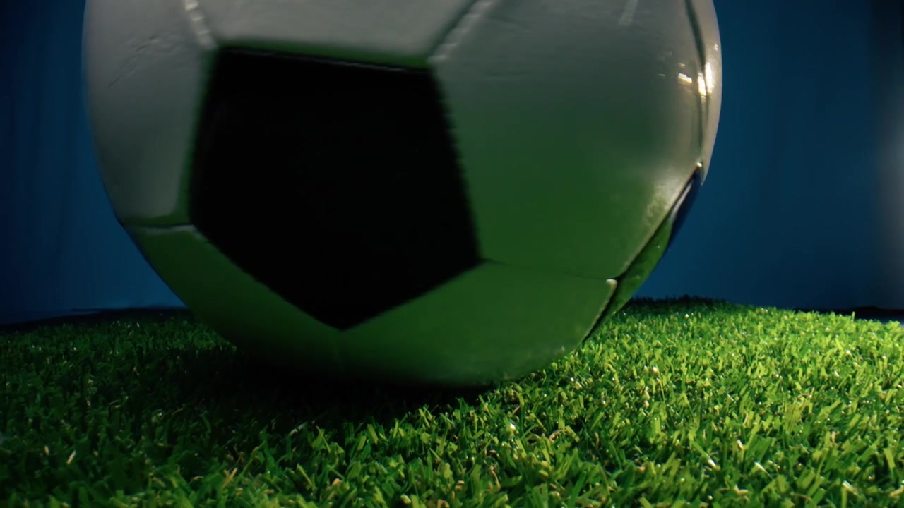 Bola Sepak Berputar di Lapangan Rumput Sintetis