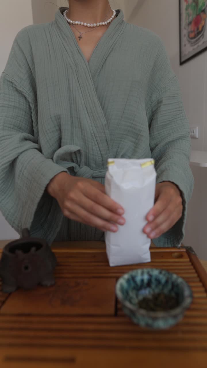 mujer preparando té