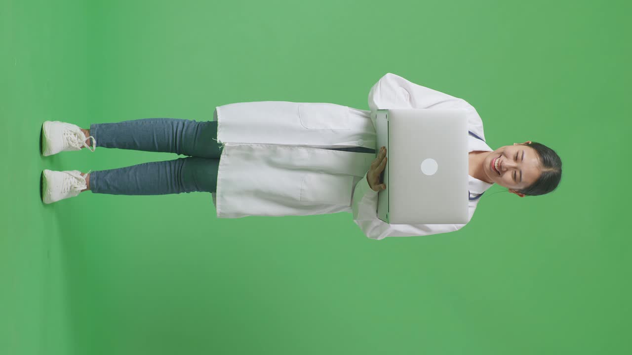 médico usando una computadora portátil