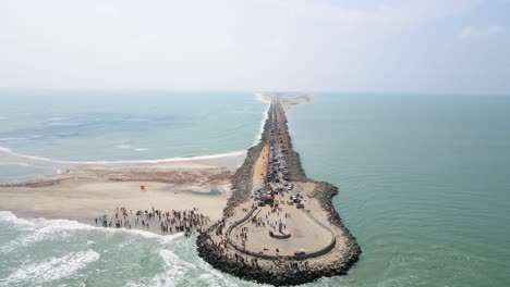 tomada aérea del paisaje tranquilo de dhanushkodi y el famoso último camino que llega al océano.