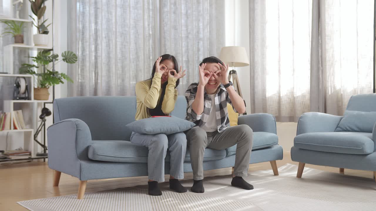 부부가 소파에서 즐거움을 나누고 있다