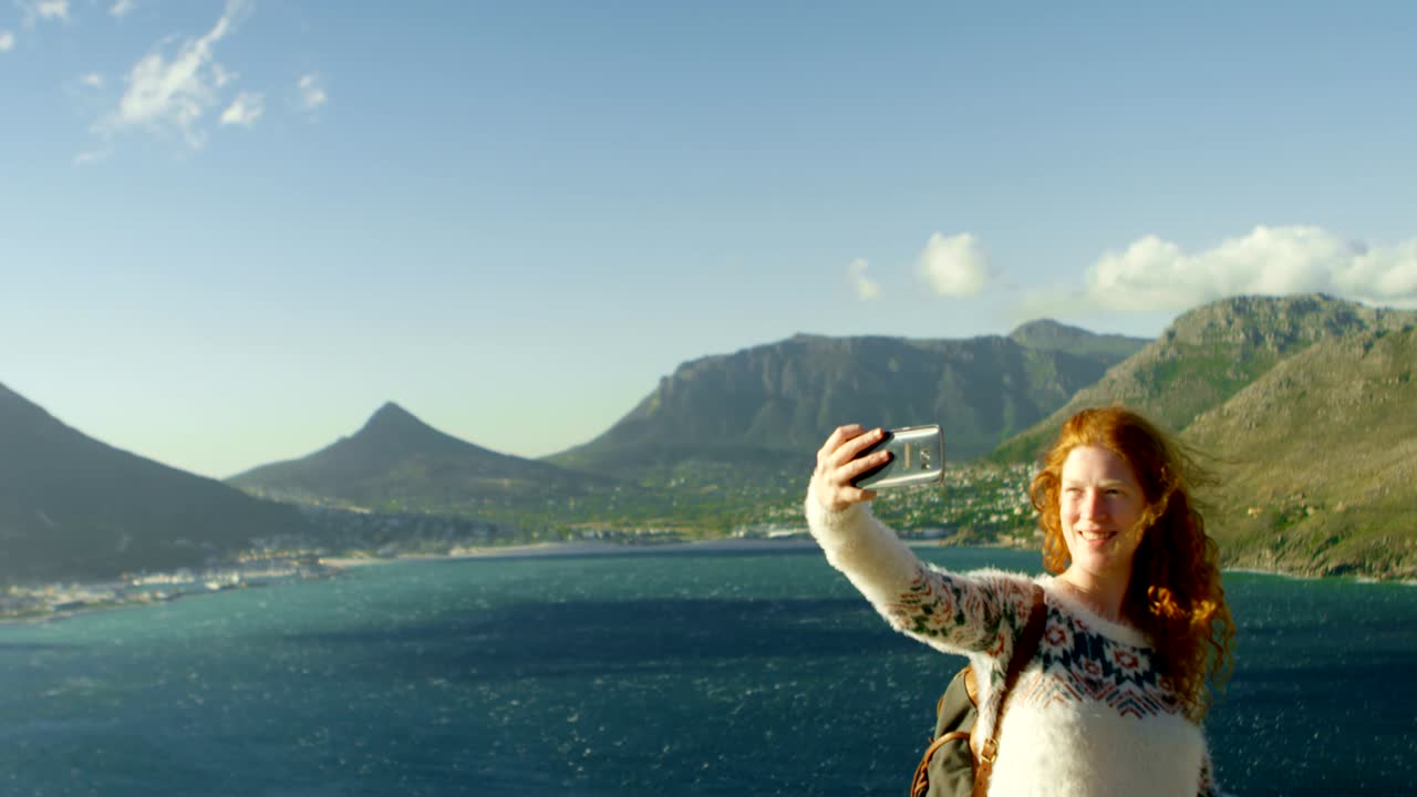 시골 4k에서 휴대 전화로 셀카를 찍는 여자