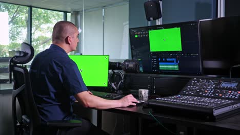 Video-editor-using-software-to-edit-on-chroma-key-green-screen,-mock-up