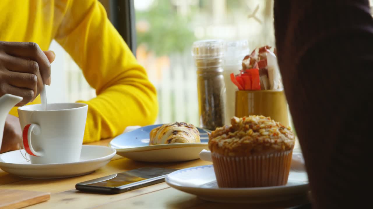 pareja tomando café en el café 4k