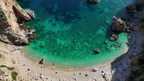 Playa-De-Giali-En-Corfú-Con-Aguas-Cristalinas-De-Color-Turquesa-Y-Bañistas-En-La-Arena,-Vista-Aérea