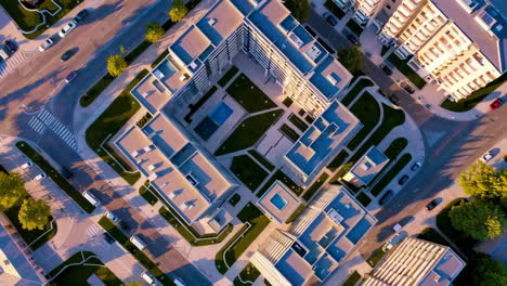 vista aérea de un complejo de apartamentos modernos