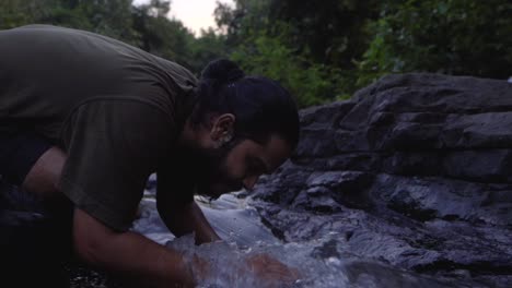vivek barbudo pelo largo hombre rlaxingplaing con agua