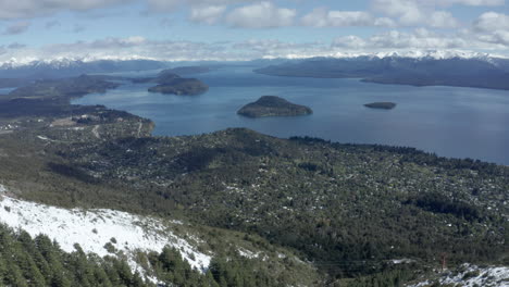 Antena---Lago-Nahuel-Huapi-Visto-Desde-Cerro-Otto,-Patagonia,-Río-Negro,-Argentina,-Adelante