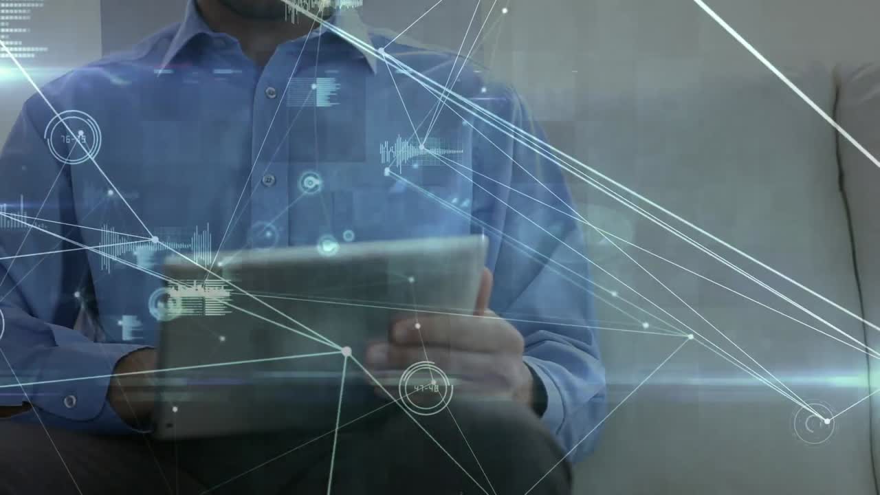 red de conexiones y procesamiento de datos contra el hombre caucásico usando tableta digital