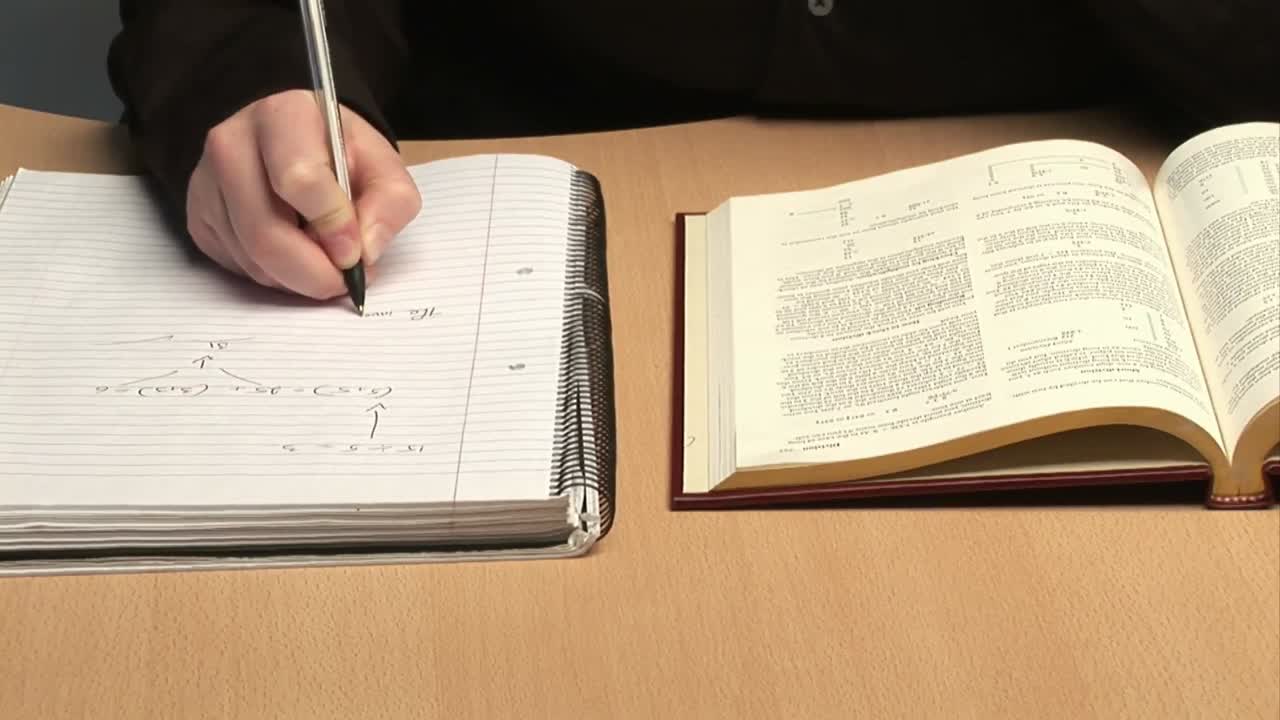 estudiante haciendo la tarea