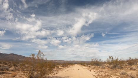 pov off road en el desierto de mojave de california en un día soleado con nubes