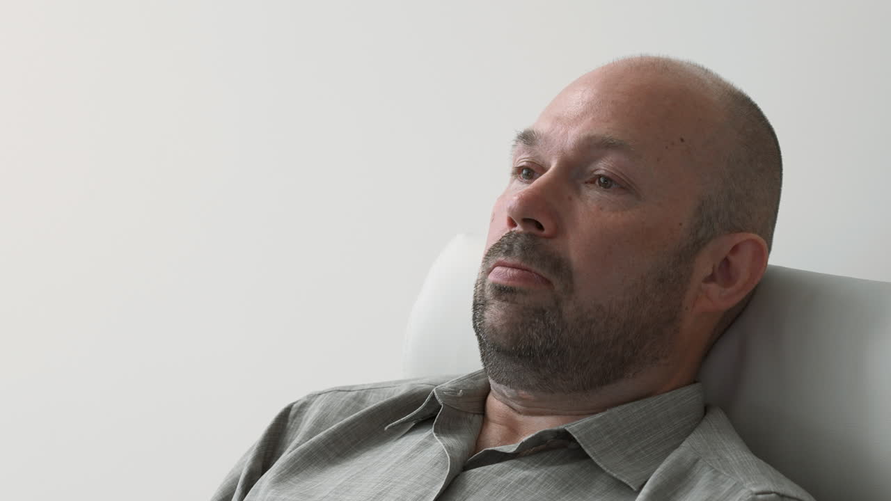 의자 에 앉아 있는 사람