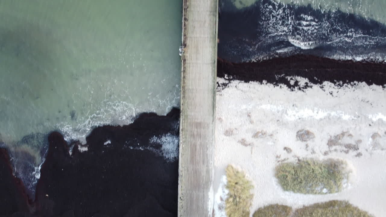 일출과 함께 물가에 있는 해수욕장