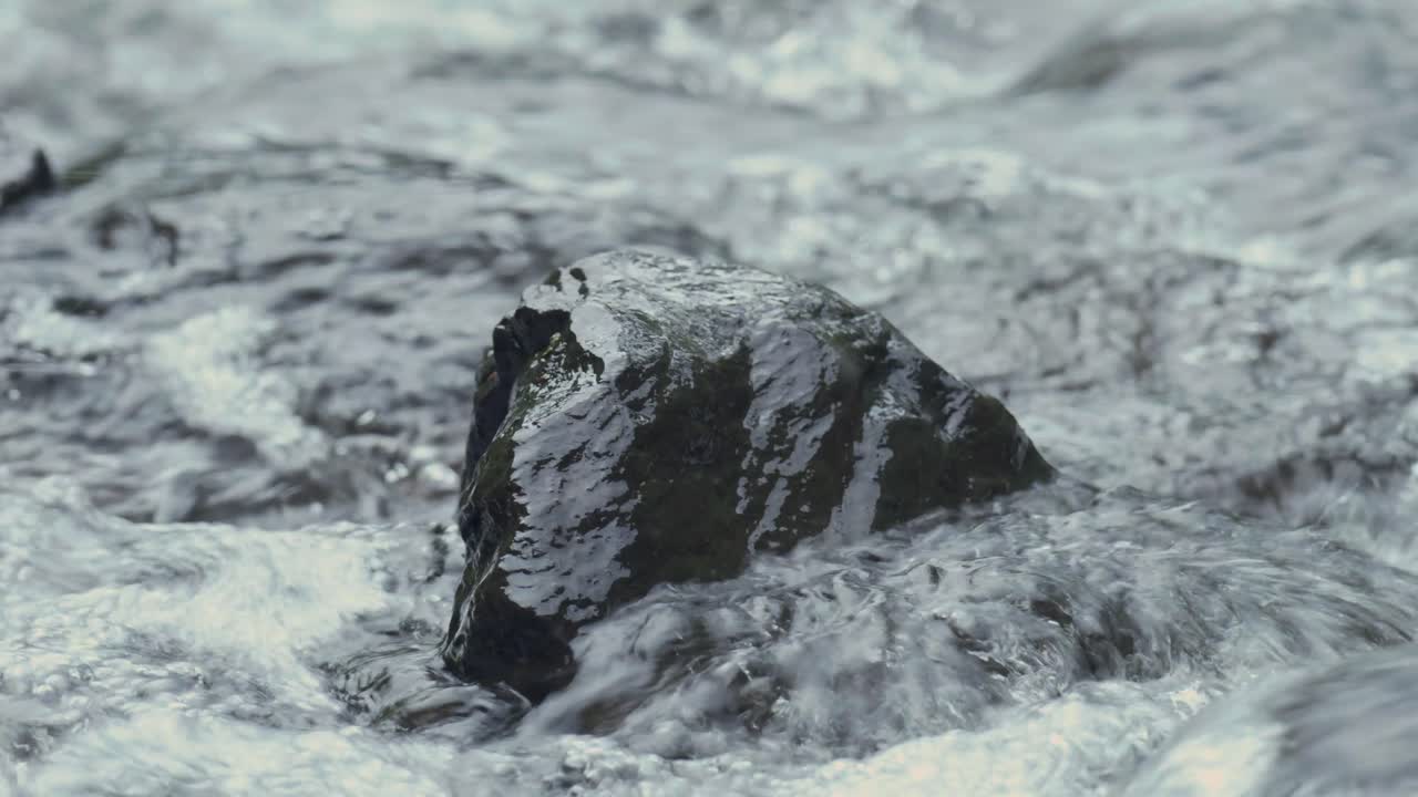 마테루니 폭포 는 탄자니아 의 무와레 강 에 있는 폭포 중 하나 이다.