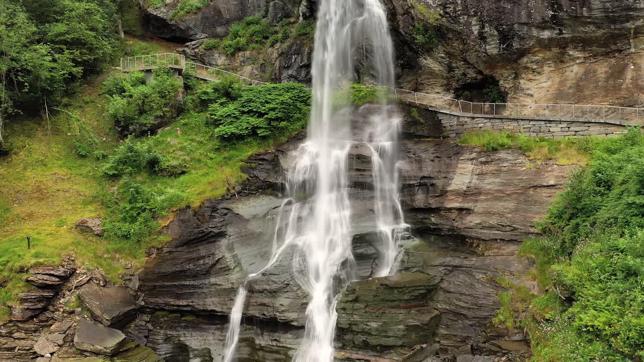steinsdalsfossen es una cascada en el pueblo de steine en el municipio de kvam en el condado de hordaland, noruega. la cascada es uno de los sitios turísticos más visitados de noruega.