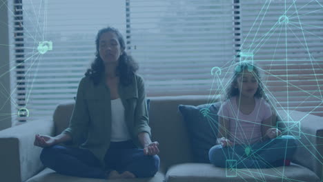 animación de red verde de iconos de medios sobre madre e hija meditando en el sofá en casa