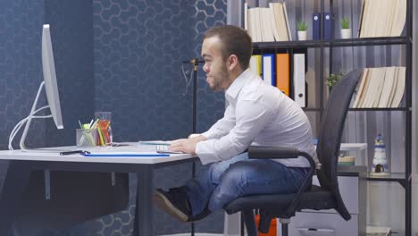 Behinderter-Zwergmann-Zufrieden-Mit-Seiner-Arbeit-Im-Büro.