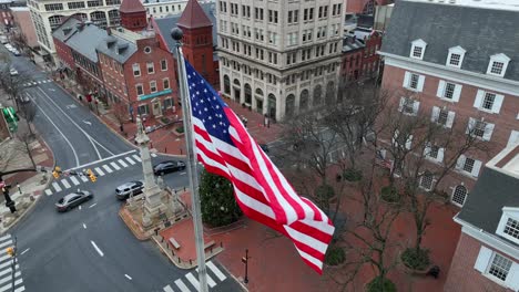 primer plano aéreo de la bandera estadounidense ondeando en un día de invierno ventoso