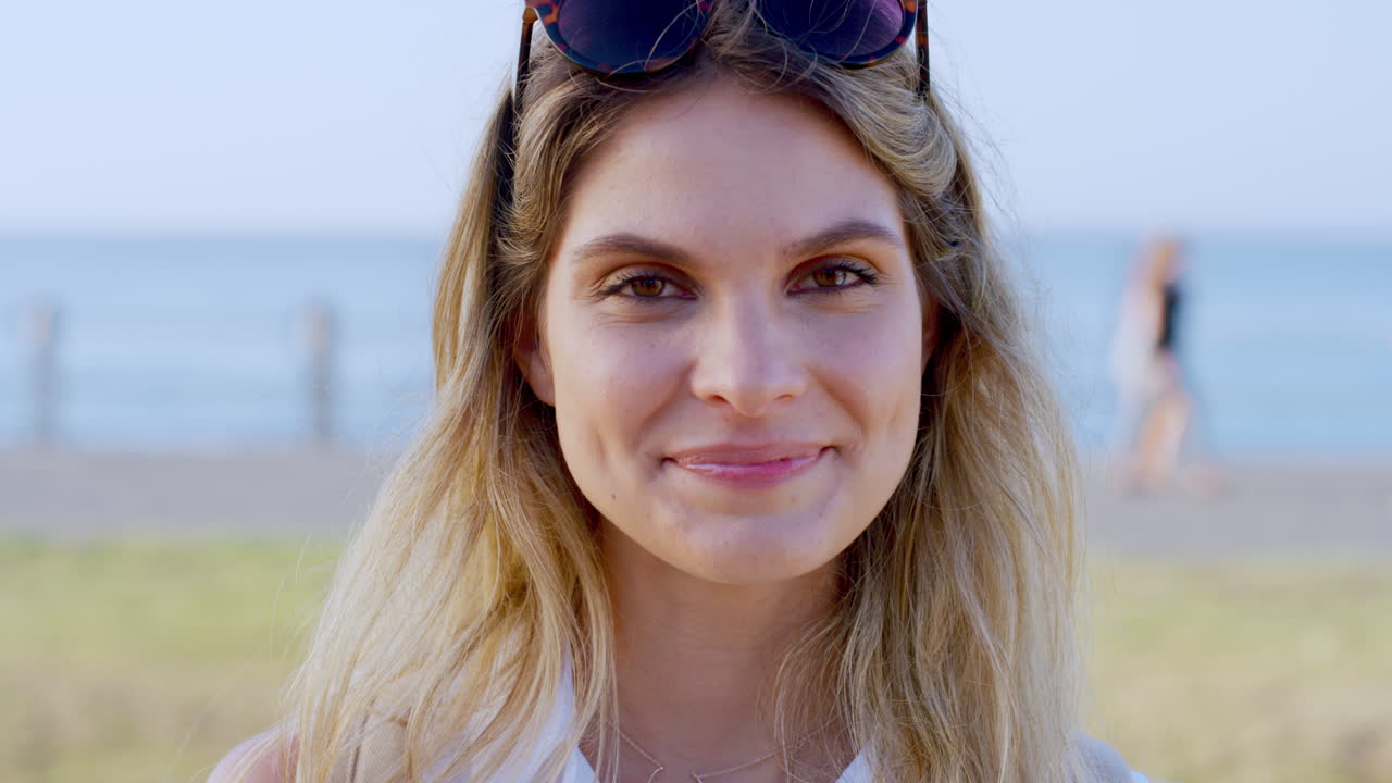 mujer, cara o riendo por la playa