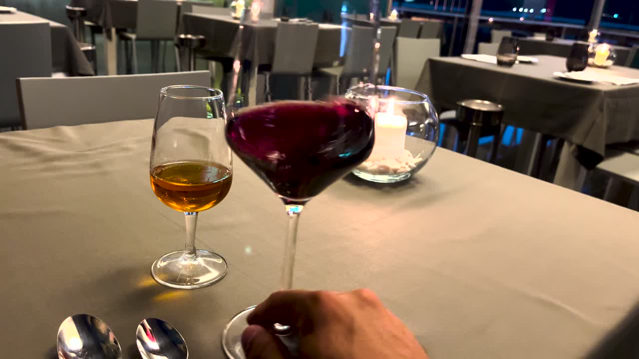 L'esperienza della degustazione di vini mentre si esplora una sinfonia di sapori, aromi e consistenze