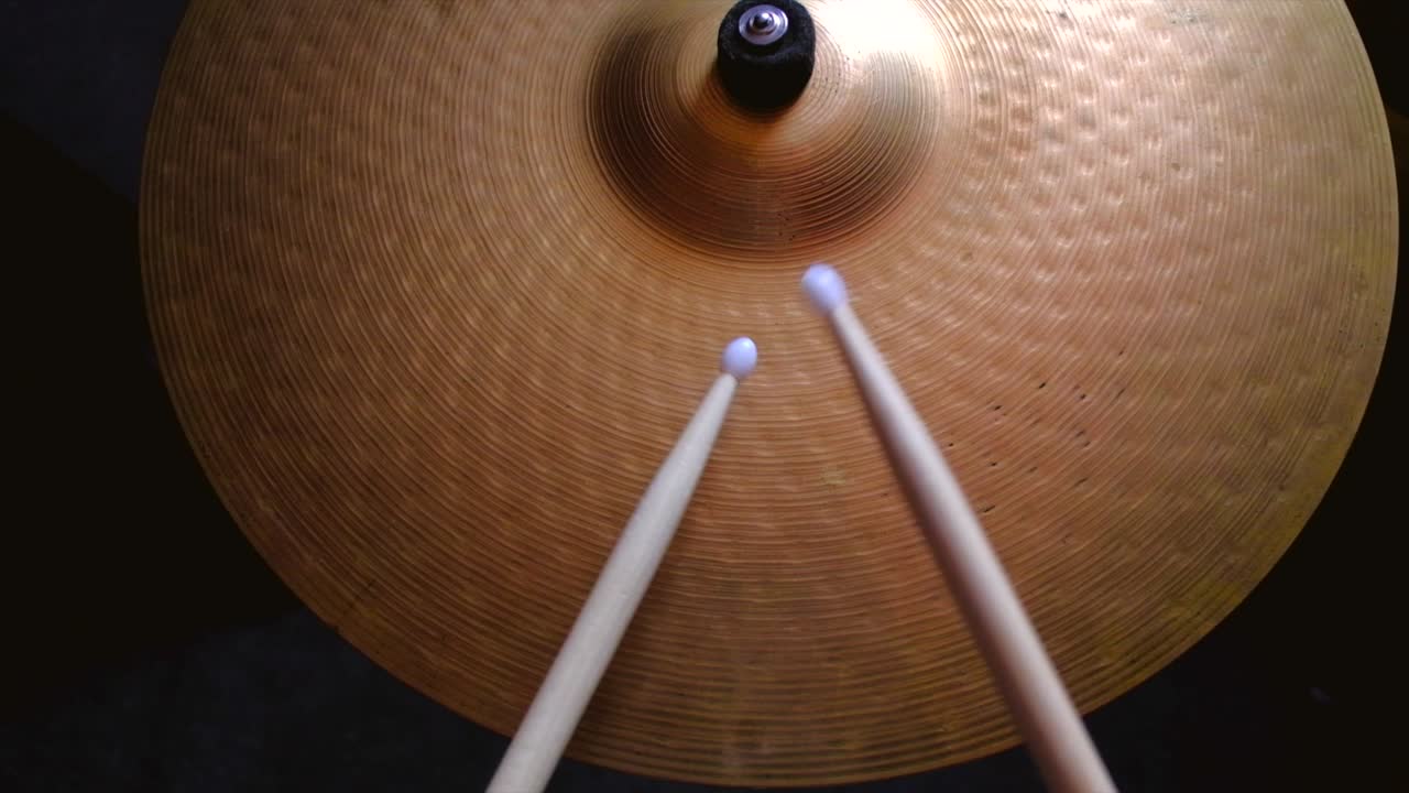 드럼 플레이트 라이드에서 연주하는 가까운 드럼 연주자