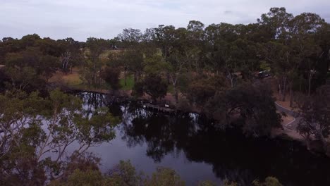 El-Sol-Se-Pone-Sobre-El-Río-Swan-Viveash-Australia-Llega-Un-Autobús-A-La-Derecha