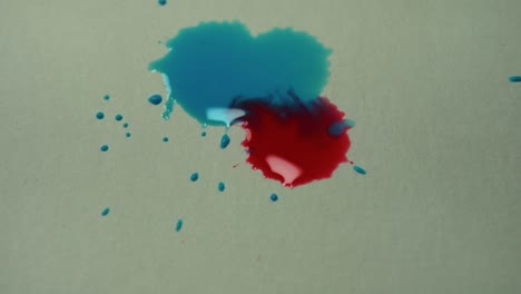 Colores-Azul-Y-Rojo-Mezclándose-En-Papel-Blanco,-Creando-Una-Mezcla-De-Textura-Hermosa-Abstracta