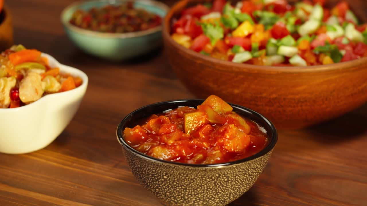 cocina marroquí. platos tradicionales, ensalada de verduras. cultura de oriente medio. comida casera. cuencos con salsas y aperitivo frío.