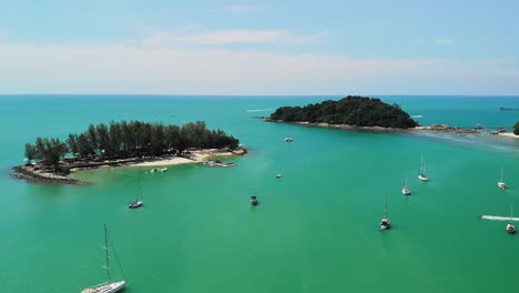 paisaje de isla tropical en pantai kok, malasia