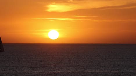 lapso de tiempo de la puesta de sol que refleja y parpadea en el mar