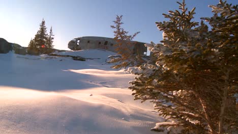 Ein-Abgestürztes-Flugzeug-Sitzt-Auf-Einem-Gefrorenen,-Verschneiten-Berghang-In-Der-Arktis