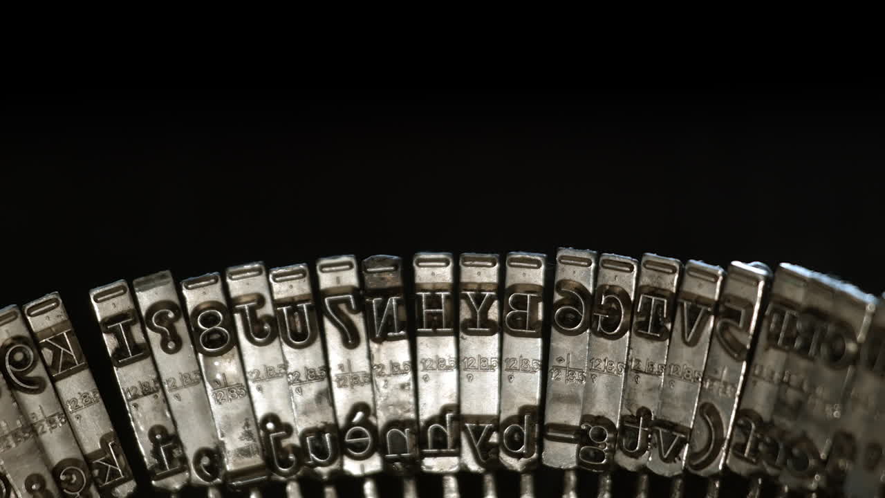 в нижней части кадра видны буквы старой печатной машинки