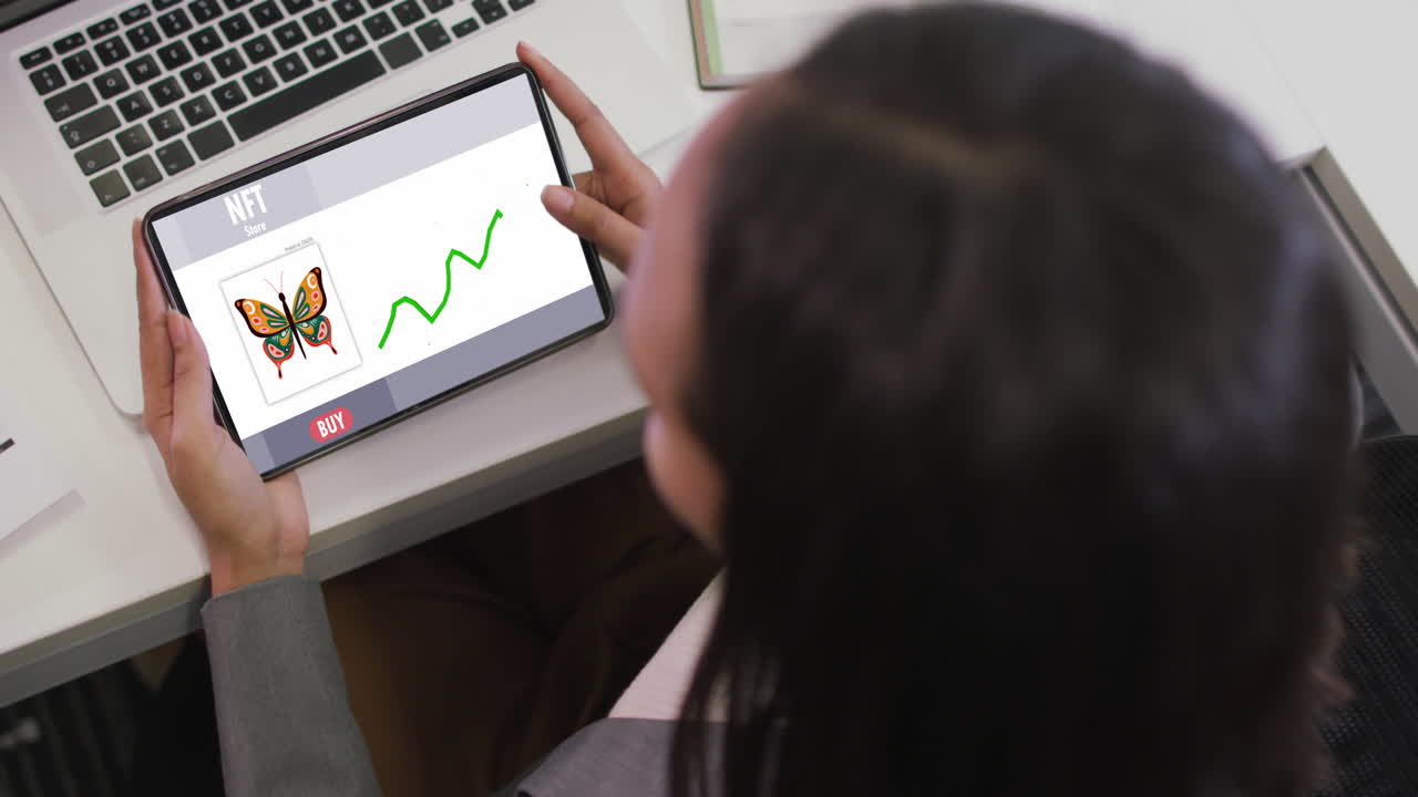 mujer de negocios biracial que usa una tableta para videollamadas con procesamiento de datos