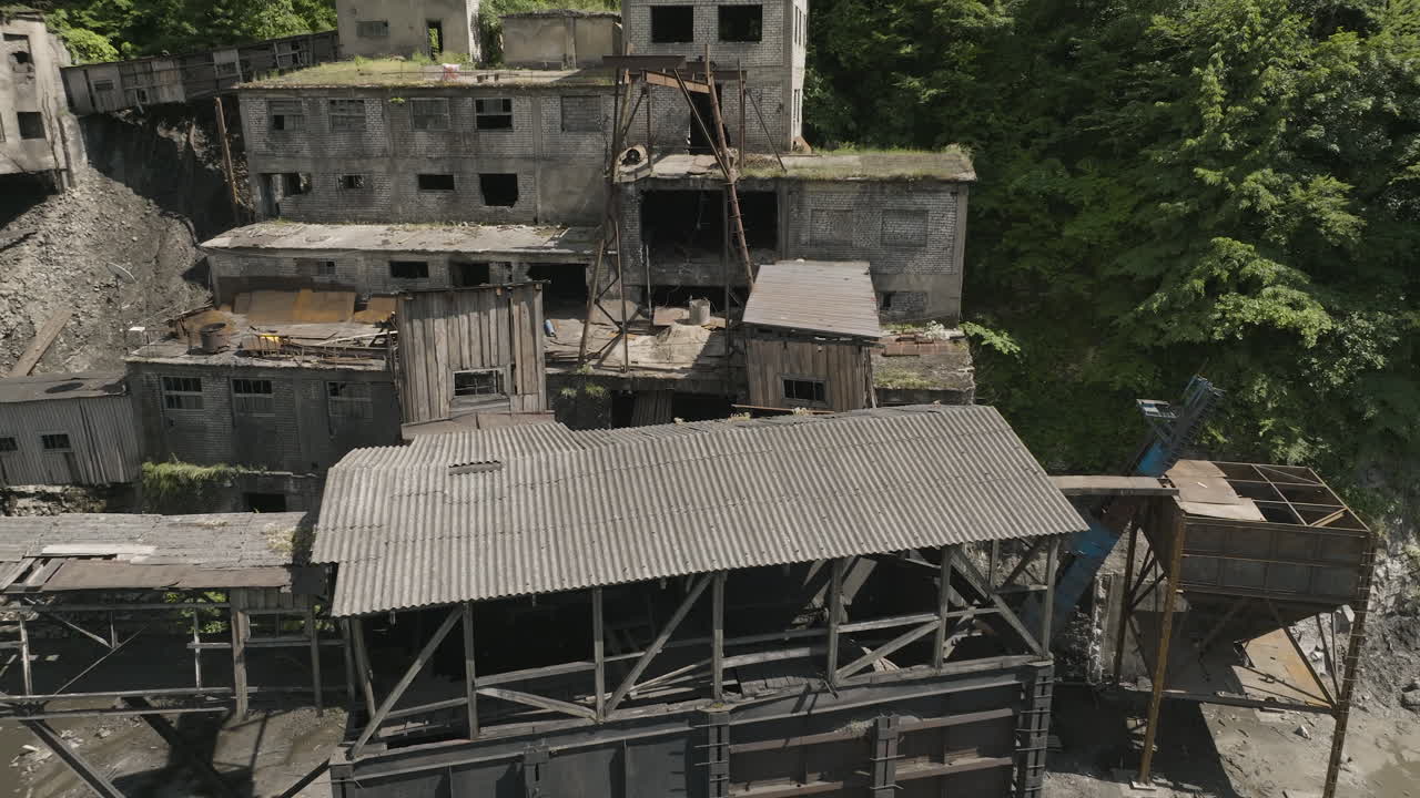 치아투라에 있는 버려진 광산 공장의 황량한 건물과 기계