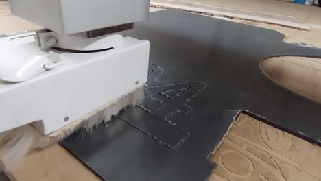 enrutador cnc cortando letras de una placa de plástico