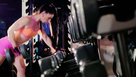 atleta femenina haciendo ejercicio con una pesa en el gimnasio en el centro de atención