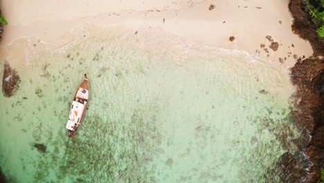 Toma-Aérea-Estática-De-Arriba-Hacia-Abajo-De-Un-Bote-De-Cola-Larga-En-La-Playa-En-Krabi,-Tailandia