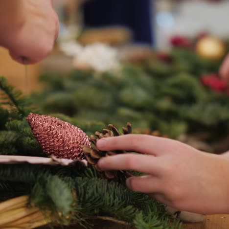 taller de elaboración de coronas navideñas.