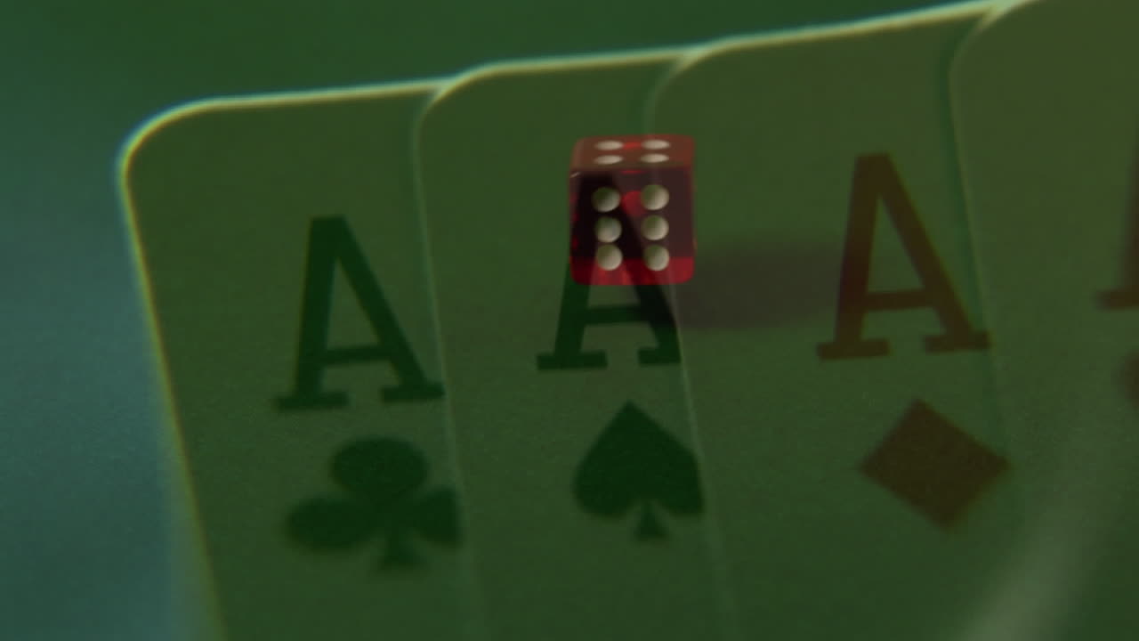 los dados rodando sobre la mesa verde